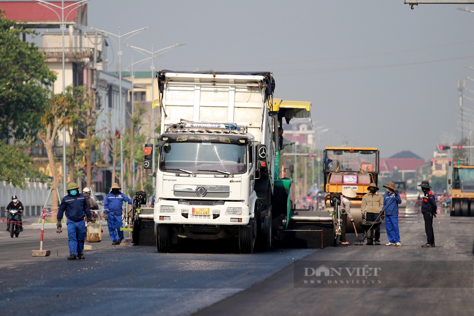 Người lao động chật vật mưu sinh giữa “chảo lửa” chạm ngưỡng gần 40 độ C ở miền Trung- Ảnh 4.