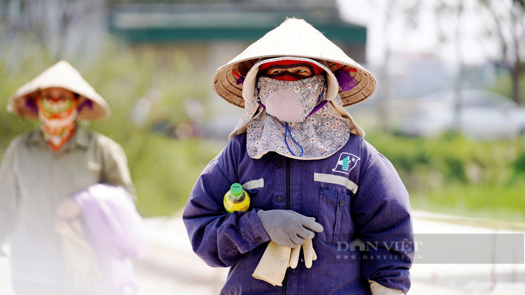 Người lao động chật vật mưu sinh giữa “chảo lửa” chạm ngưỡng gần 40 độ C ở miền Trung- Ảnh 6.