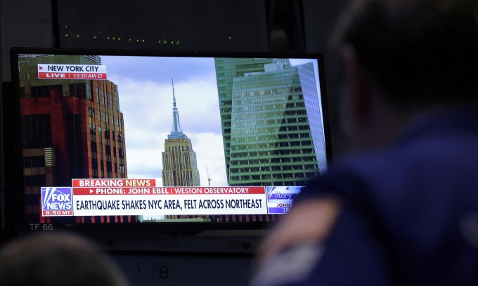 Thông tin về động đất trên màn hình ở Sàn giao dịch chứng khoán New York sáng 5/4. Ảnh: Reuters