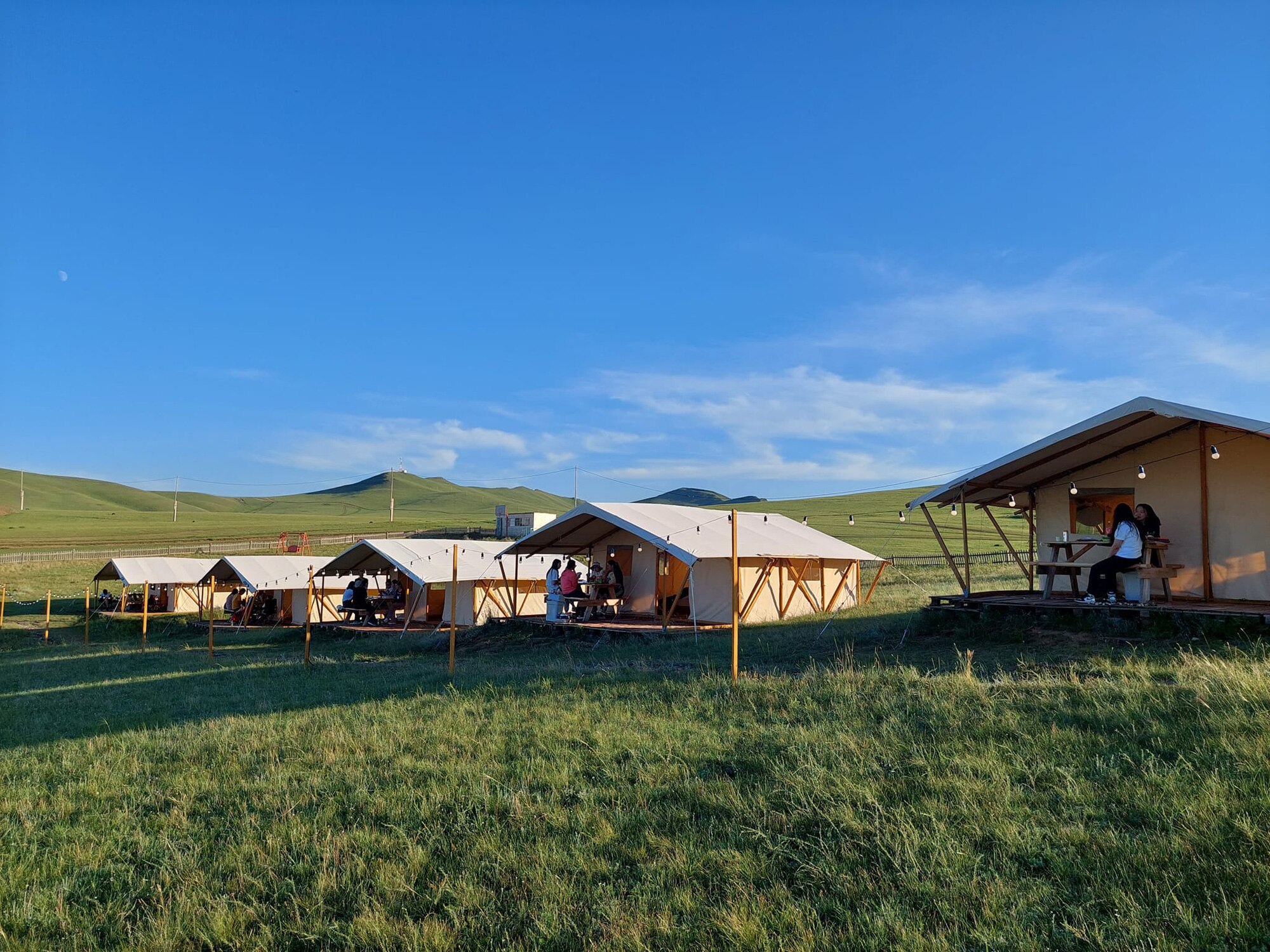 Đúng chất du mục của xứ sở thảo nguyên, với slogan Always Moving, đặc sản của du lịch Mông Cổ là thảo nguyên hoang sơ mênh mông, bát ngát với không khí trong lành, nơi du khách sẽ lang thang hàng giờ trên thảo nguyên, nằm dưới bầu trời sao, quên đi cuộc sống hiện đại tấp nập, ngột ngạt - Ảnh: Maikhan Camp & TDM Tourist LLC