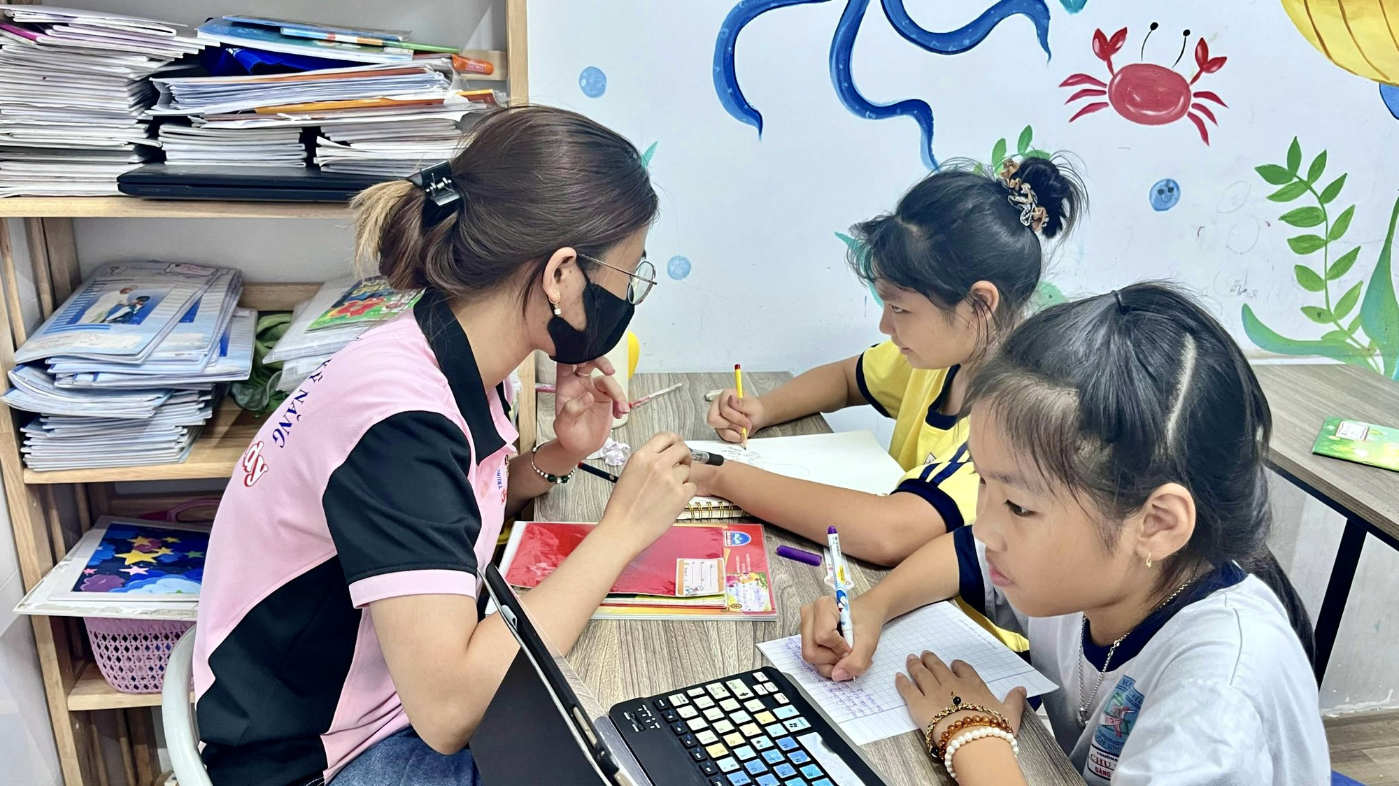 Sinh viên 'vắt sức' làm thêm hai ba công việc cùng lúc- Ảnh 2. Phương Ngân miệt mài làm thêm để san sẻ học phí cho ba mẹ - Ảnh: NGỌC LÂN