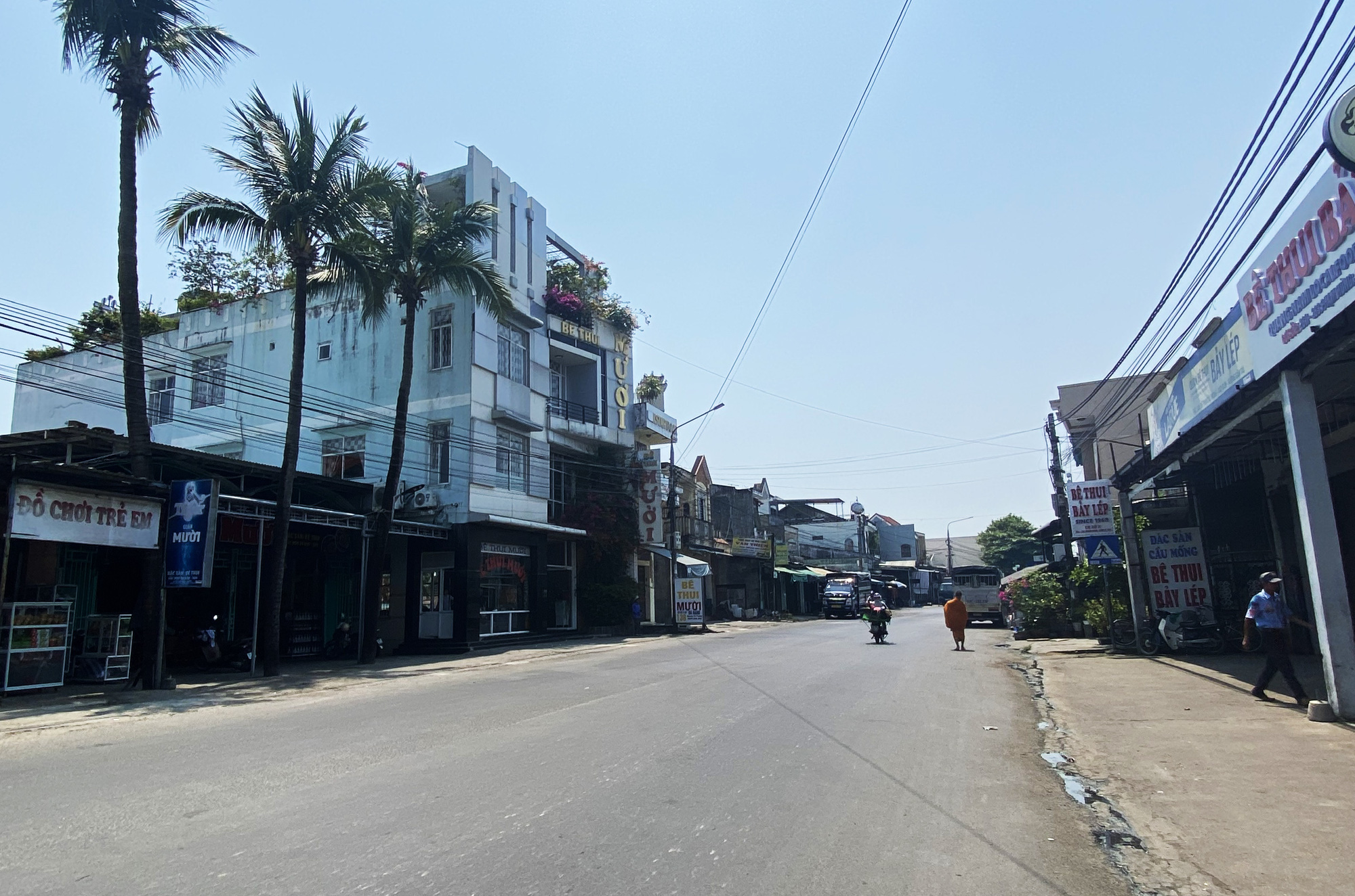 Con đường ẩm thực bê thui Cầu Mống lừng danh nay vắng hoe do đâu?- Ảnh 4. Tuyến phố ẩm thực bê thui Cầu Mống sầm uất một thời nay vắng hoe - Ảnh: B.D.
