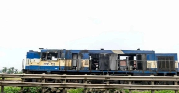 Tàu hàng đang chạy bốc cháy dữ dội trên đường ray ở Nam Định- Ảnh 3. Tàu hàng đang chạy bốc cháy dữ dội trên đường ray ở Nam Định- Ảnh 3.