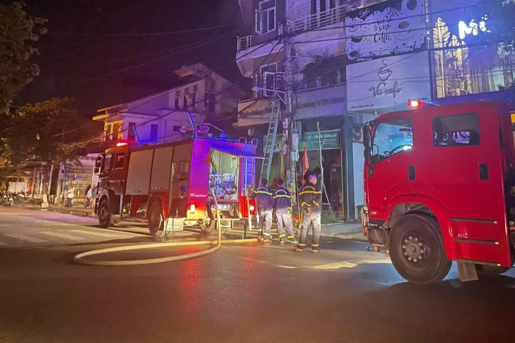 Phòng giao dịch ngân hàng bốc cháy giữa đêm khuya - 2 Phòng giao dịch ngân hàng bốc cháy giữa đêm khuya - 2