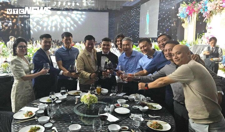 Một số lãnh đạo, cán bộ VFF, trợ lý của HLV Troussier đến chúc mừng hạnh phúc của tiền vệ Nguyễn Quang Hải.