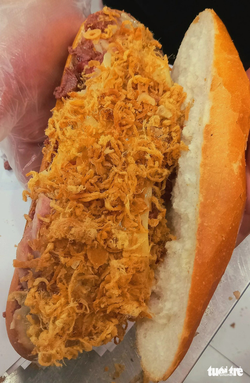 Tranh cãi phiên bản nhái bánh mì Huỳnh Hoa, chủ bánh mì Trạng nói gì?- Ảnh 2. Một ổ đầy đủ ở bánh mì Trạng - Ảnh: HỒ LAM