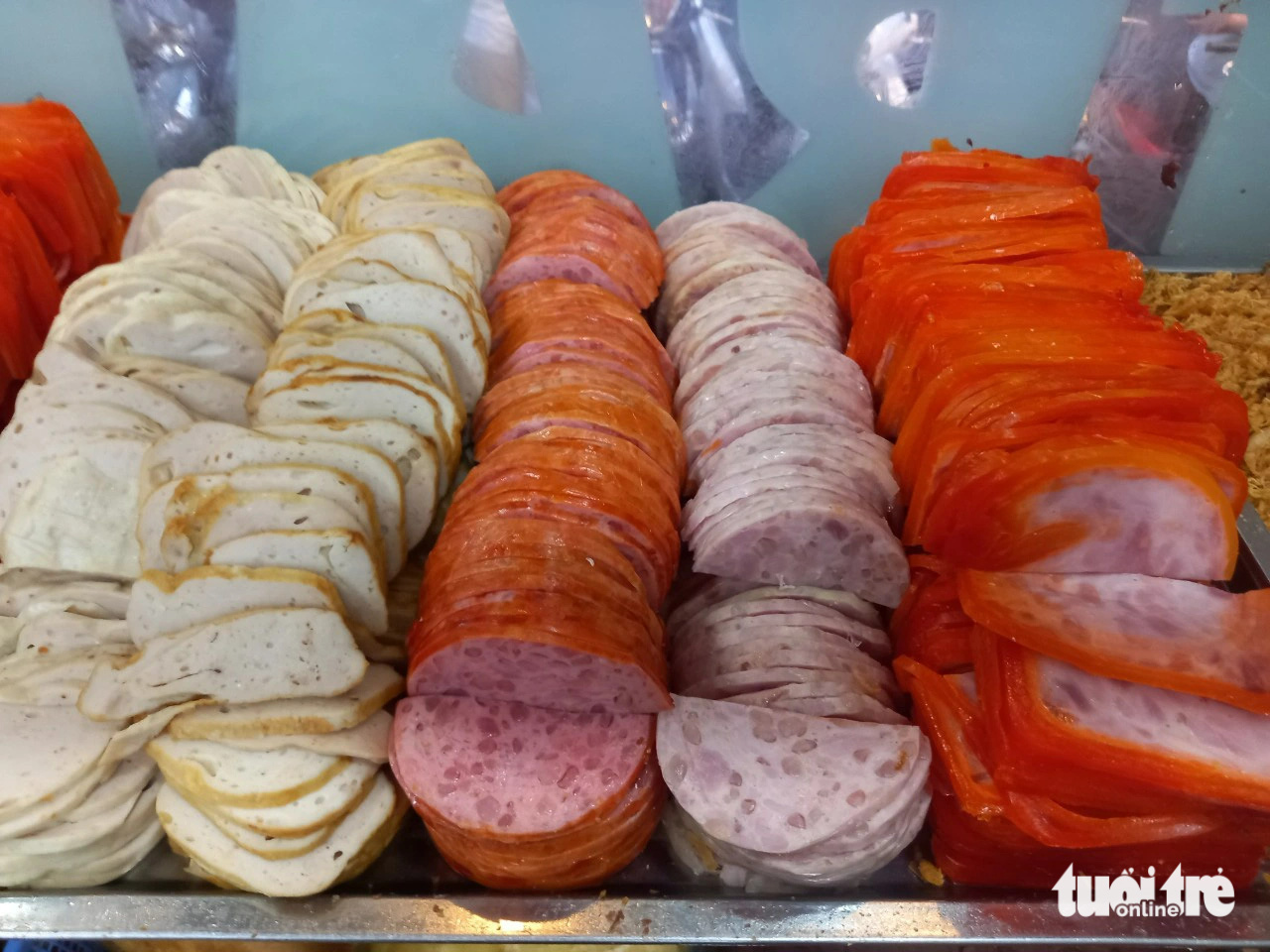 Tranh cãi phiên bản nhái bánh mì Huỳnh Hoa, chủ bánh mì Trạng nói gì?- Ảnh 4. Các loại chả ở bánh mì Trạng - Ảnh: HỒ LAM