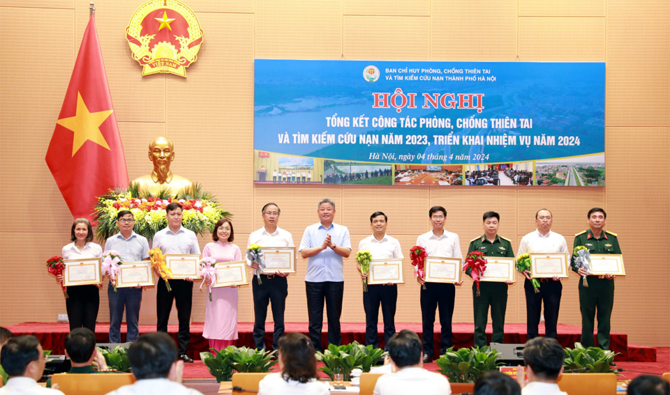 Phó Chủ tịch UBND TP Nguyễn Mạnh Quyền trao Bằng khen cho các cá nhân có thành tích.