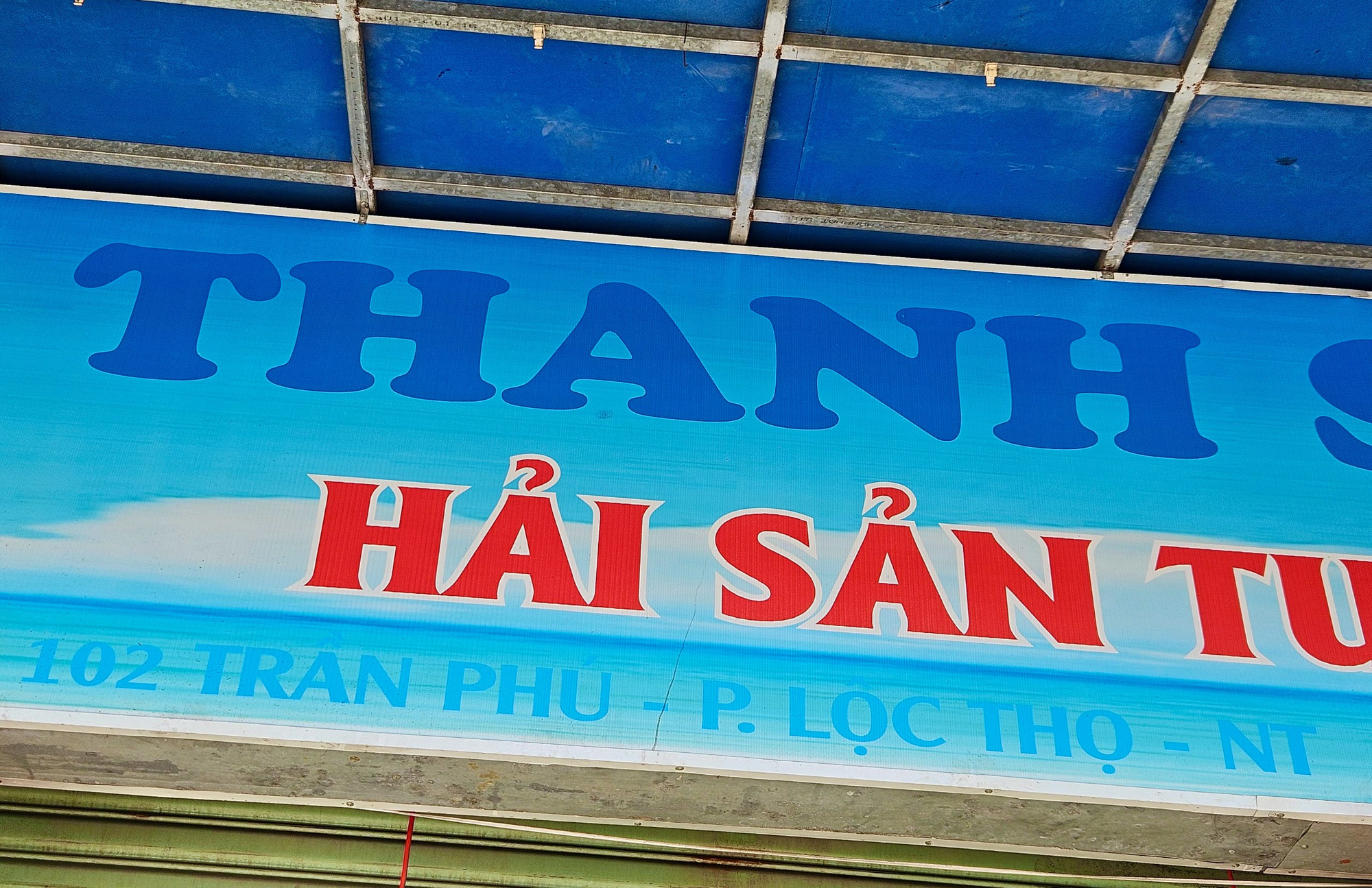 Thạnh Sương lập lờ với Thanh Sương: Quán nhái hại quán thật ở Nha Trang- Ảnh 5. Tên quán đăng ký kinh doanh là "Thạnh Sương" nhưng dấu nặng trên biển như "tàng hình", dễ đánh lừa du khách - Ảnh: MINH CHIẾN