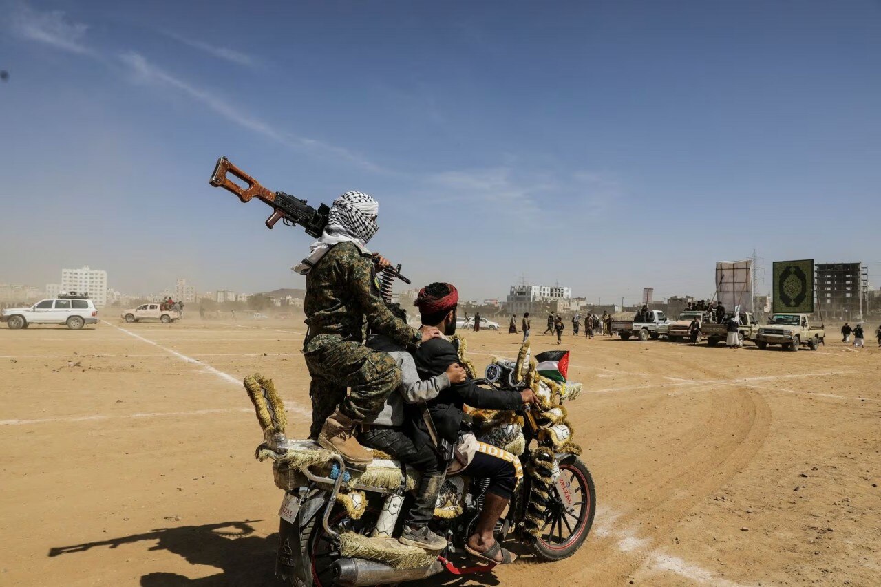Ảnh thế giới 7 ngày qua: Lực lượng Houthi diễu hành, điều khiển xe máy mang theo súng- Ảnh 4.