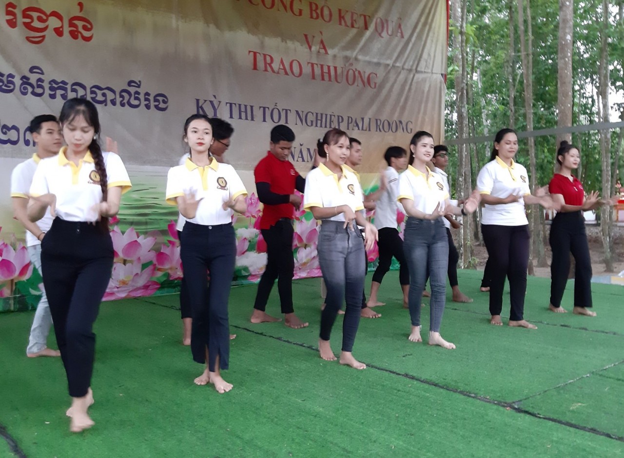 Nhiều phum sóc có đông đồng bào Khmer sinh sống, nam thanh, nữ tú mải mê ôn luyện những điệu múa truyền thống để chuẩn bị khoe tài, khoe sắc trong những ngày Tết sắp đến. (Ảnh: Phương Nghi)