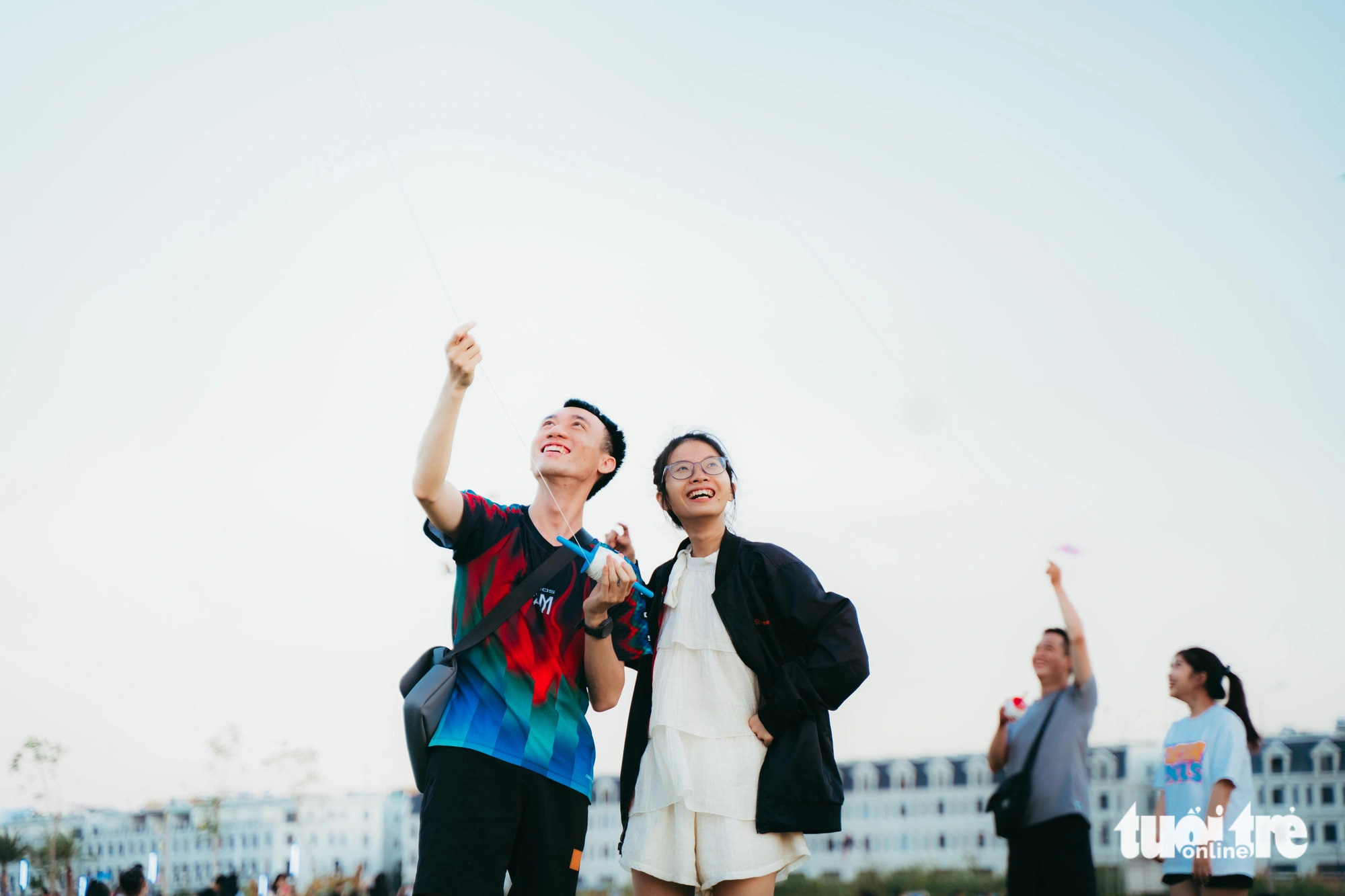 Nhiều cặp đôi cũng chọn cánh đồng diều làm nơi hẹn hò lãng mạng - Ảnh: THANH HIỆP Nhiều cặp đôi cũng chọn cánh đồng diều làm nơi hẹn hò lãng mạn - Ảnh: THANH HIỆP