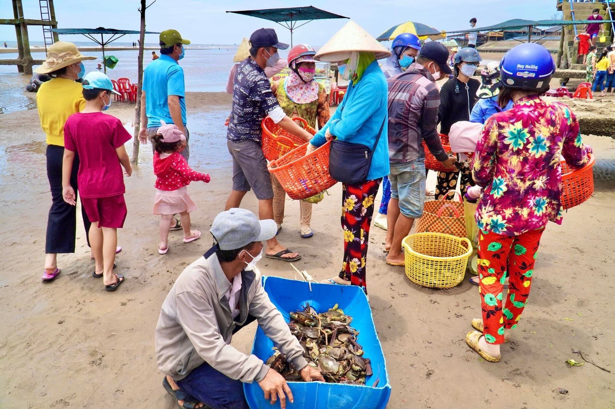 Chợ biển ở một huyện của Bến Tre họp ngay mép sóng, mua bán la liệt tôm, cua, cá, ốc ngon, lạ mắt- Ảnh 8.