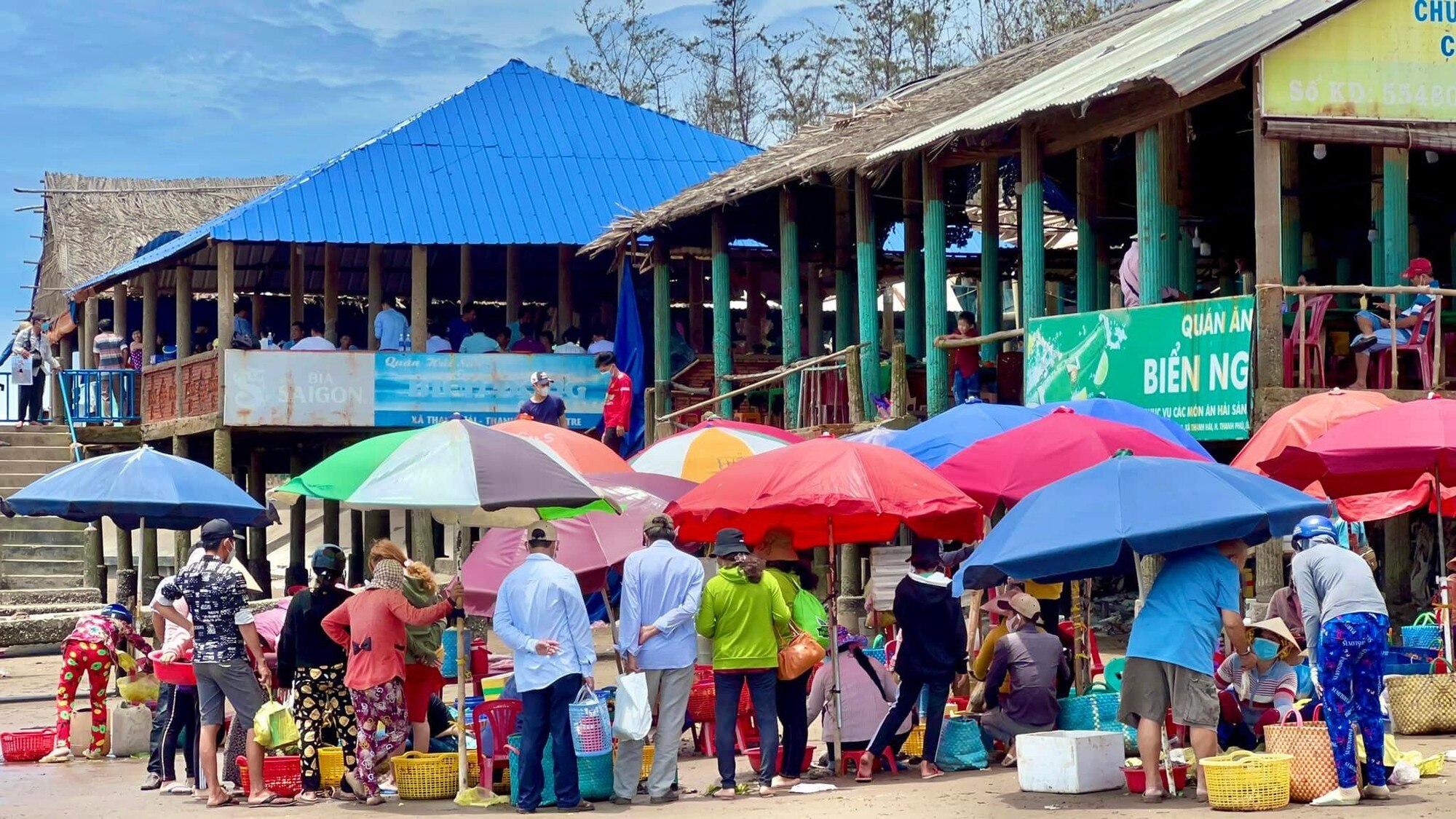 Chợ biển ở một huyện của Bến Tre họp ngay mép sóng, mua bán la liệt tôm, cua, cá, ốc ngon, lạ mắt- Ảnh 9.