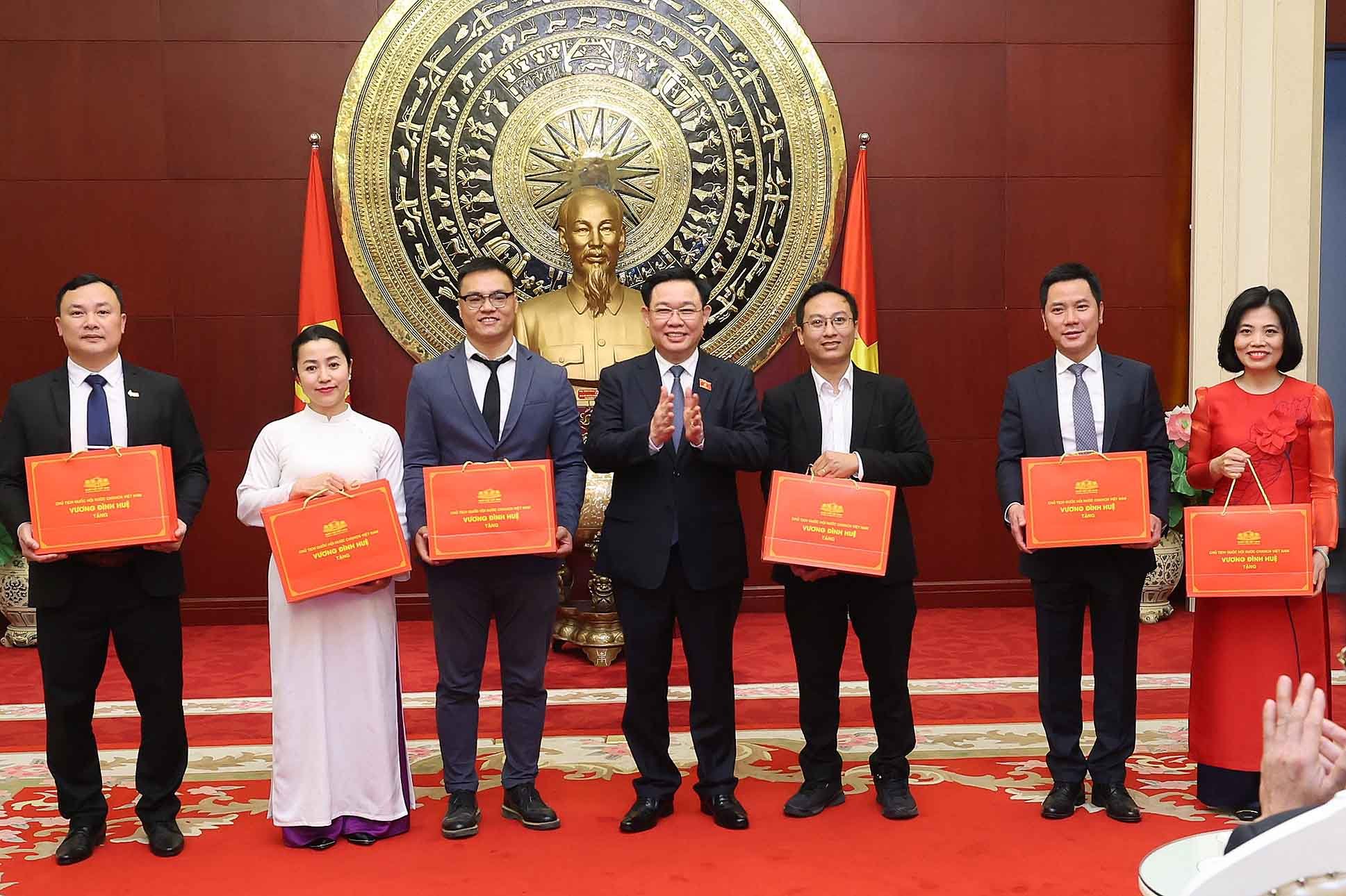 Chủ tịch Quốc hội Vương Đình Huệ gặp cộng đồng người Việt Nam tại Trung Quốc- Ảnh 3.