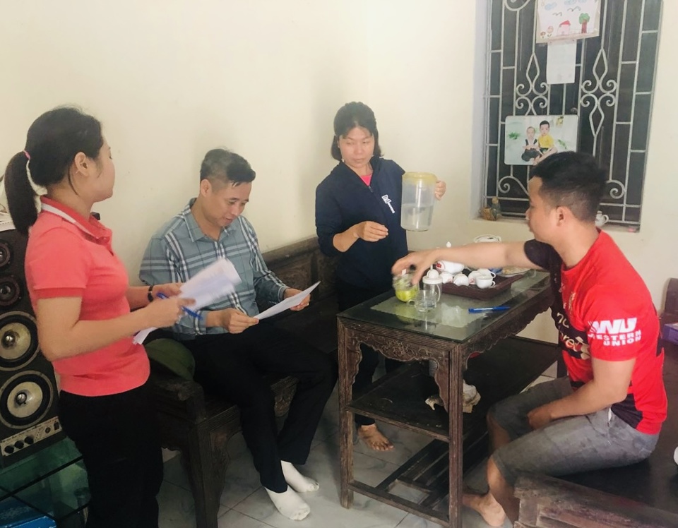 Cán bộ Phòng Nội Vụ UBND huyện Thanh Oai kiểm tra việc lấy ý kiến cử tri trên địa bàn xã Xuân Dương về phương án sắp xếp đơn vị hành chính cấp xã
