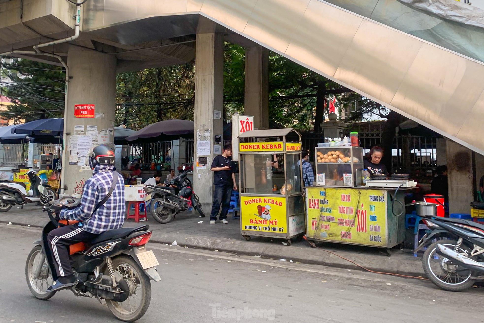 Chuẩn bị đi vào hoạt động, nhà ga tuyến Metro Nhổn - ga Hà Nội vẫn nhếch nhác, ngập rác thải ảnh 18