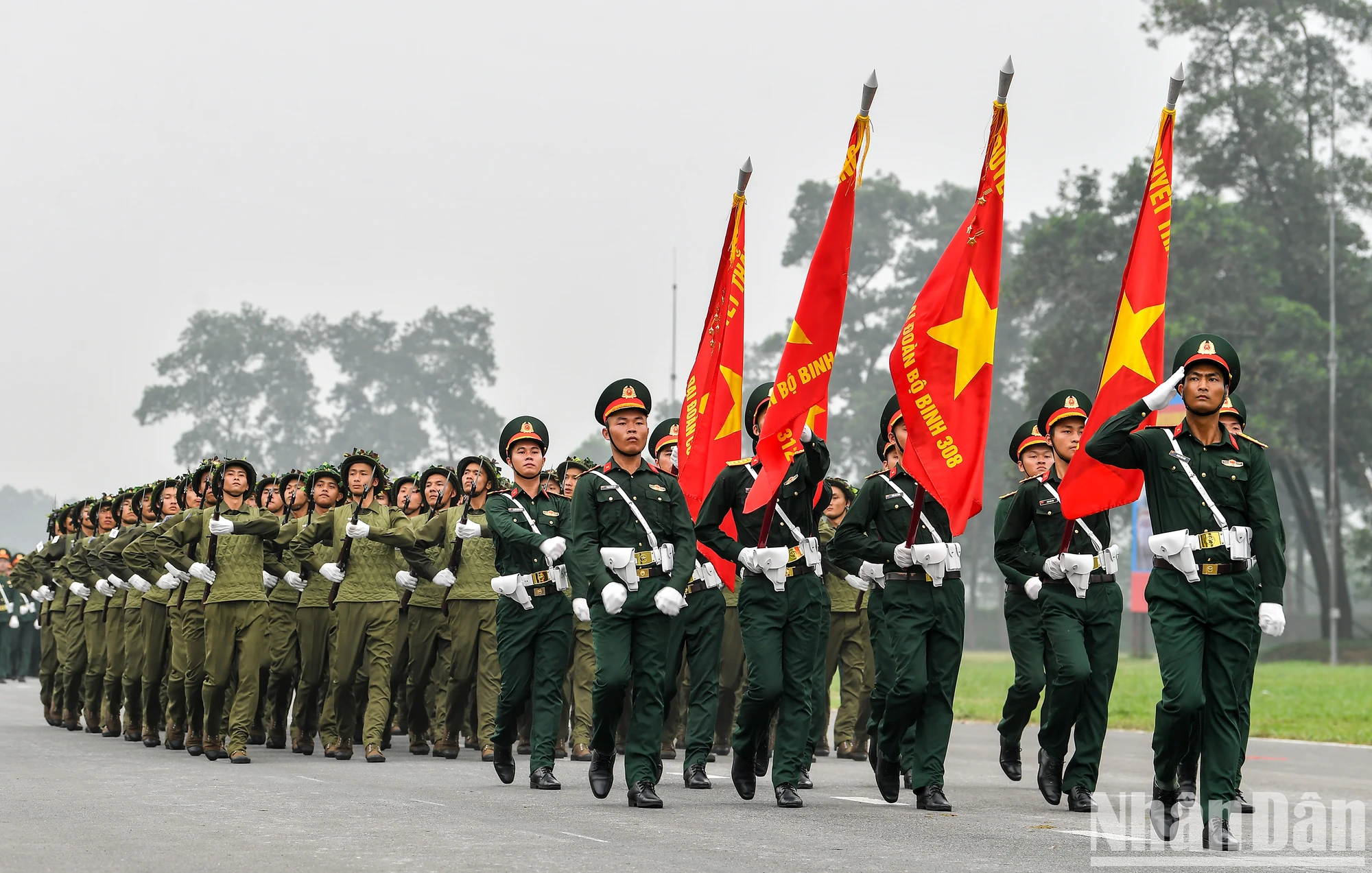 [Ảnh] Hợp luyện diễu binh, diễu hành kỷ niệm 70 năm Chiến thắng Điện Biên Phủ ảnh 5