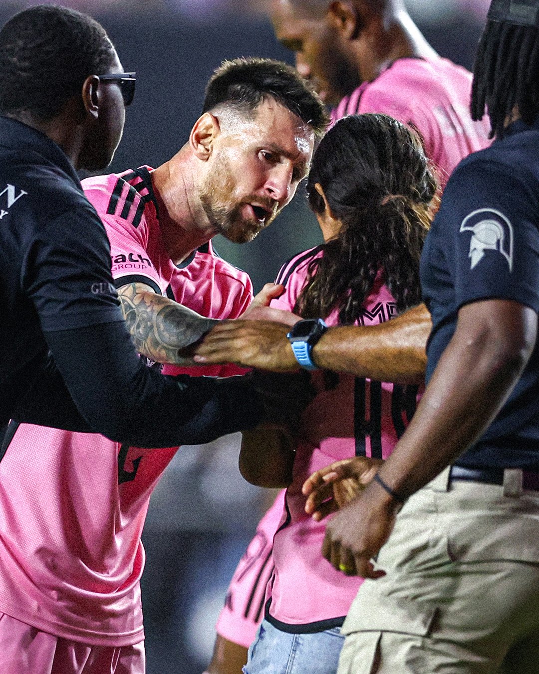 Cô gái trẻ selfie với Messi bỗng trở nên nổi tiếng- Ảnh 2. Cô gái trẻ selfie với Messi bỗng trở nên nổi tiếng- Ảnh 2.