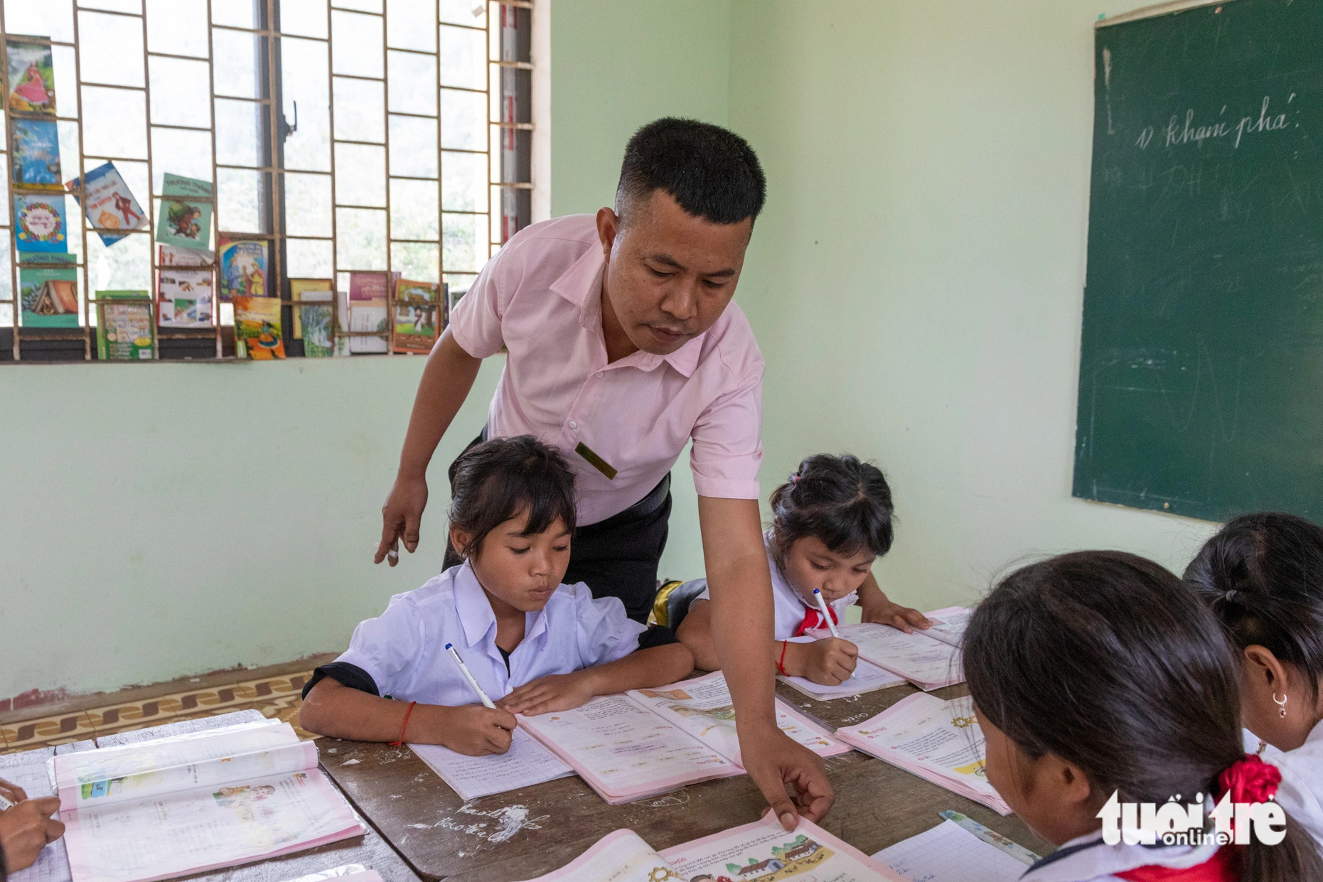 20 năm dạy học ở vùng thâm sơn cùng cốc- Ảnh 2. Thầy Sinh tình nguyện dạy học ở vùng khó, bám lớp giúp các thế hệ học trò no cái chữ - Ảnh: HOÀNG TÁO