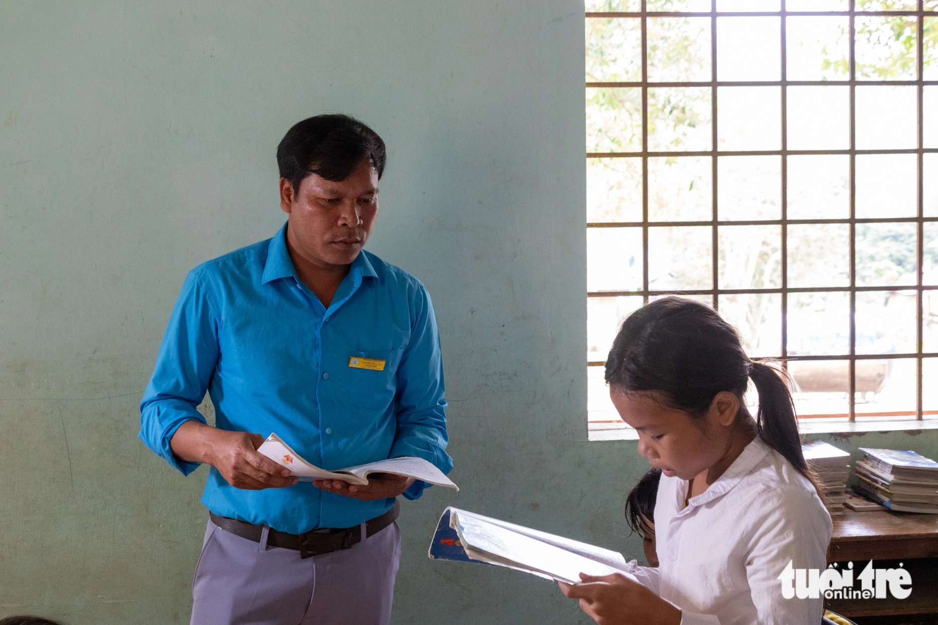 20 năm dạy học ở vùng thâm sơn cùng cốc- Ảnh 3. Thầy Hồ Văn Thành tại điểm trường thôn Cát - Ảnh: HOÀNG TÁO