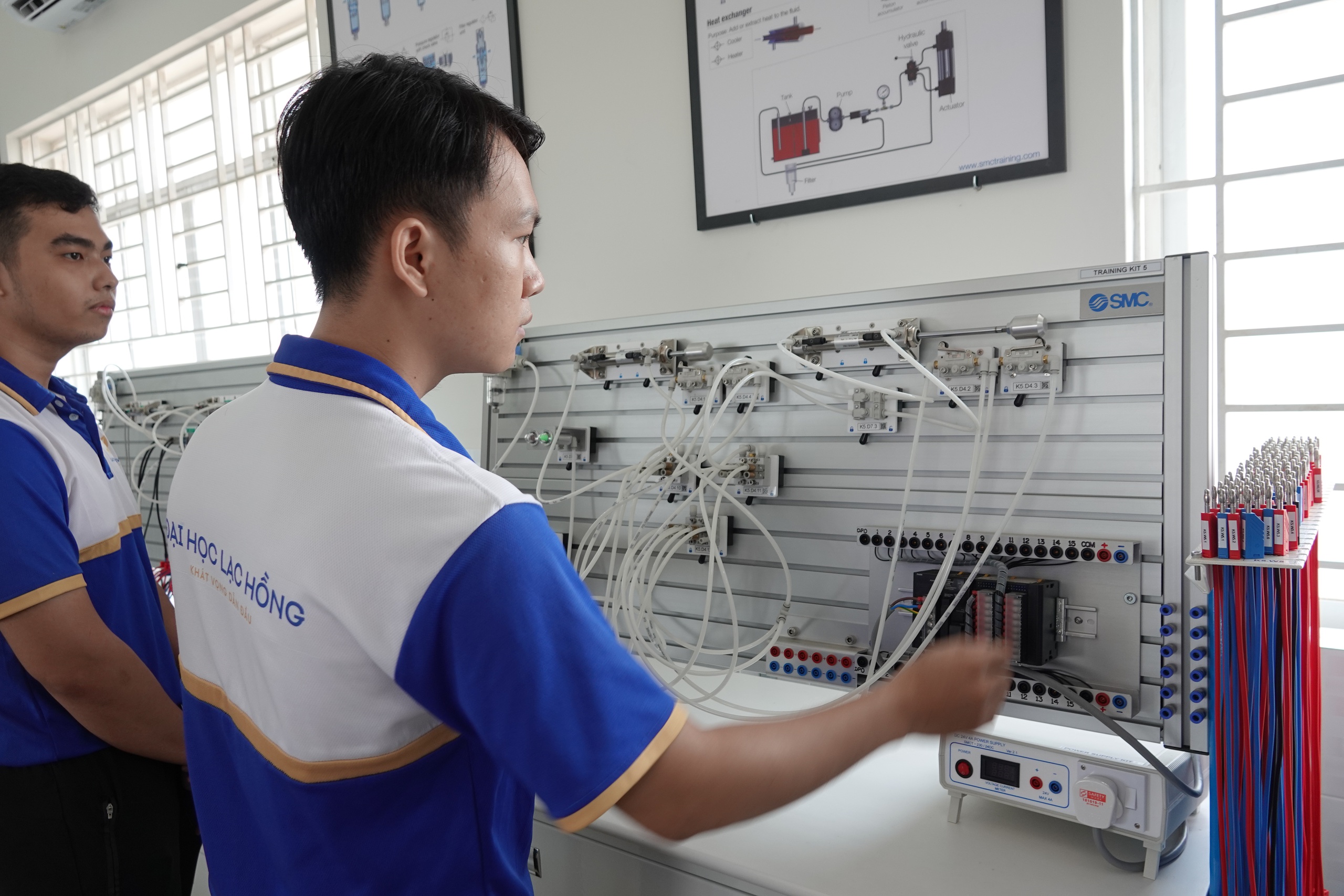 Một trường đại học khánh thành phòng thực hành khí nén hơn 6,5 tỉ đồng- Ảnh 2. Một trường đại học khánh thành phòng thực hành khí nén hơn 6,5 tỉ đồng- Ảnh 2.