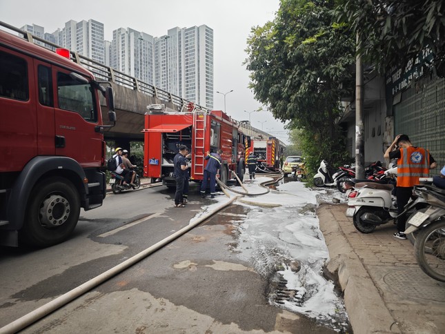 Hà Nội: Cháy lớn tại khu lán kinh doanh sắt vụn, cho thuê cốt pha ảnh 3