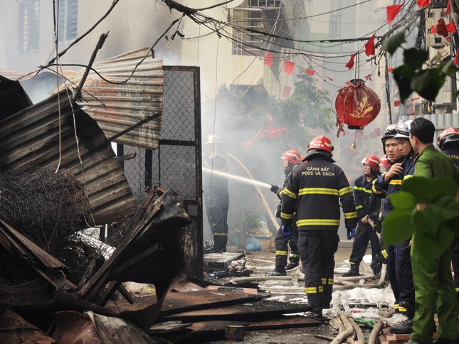Hà Nội: Cháy lớn tại khu lán kinh doanh sắt vụn, cho thuê cốt pha ảnh 2