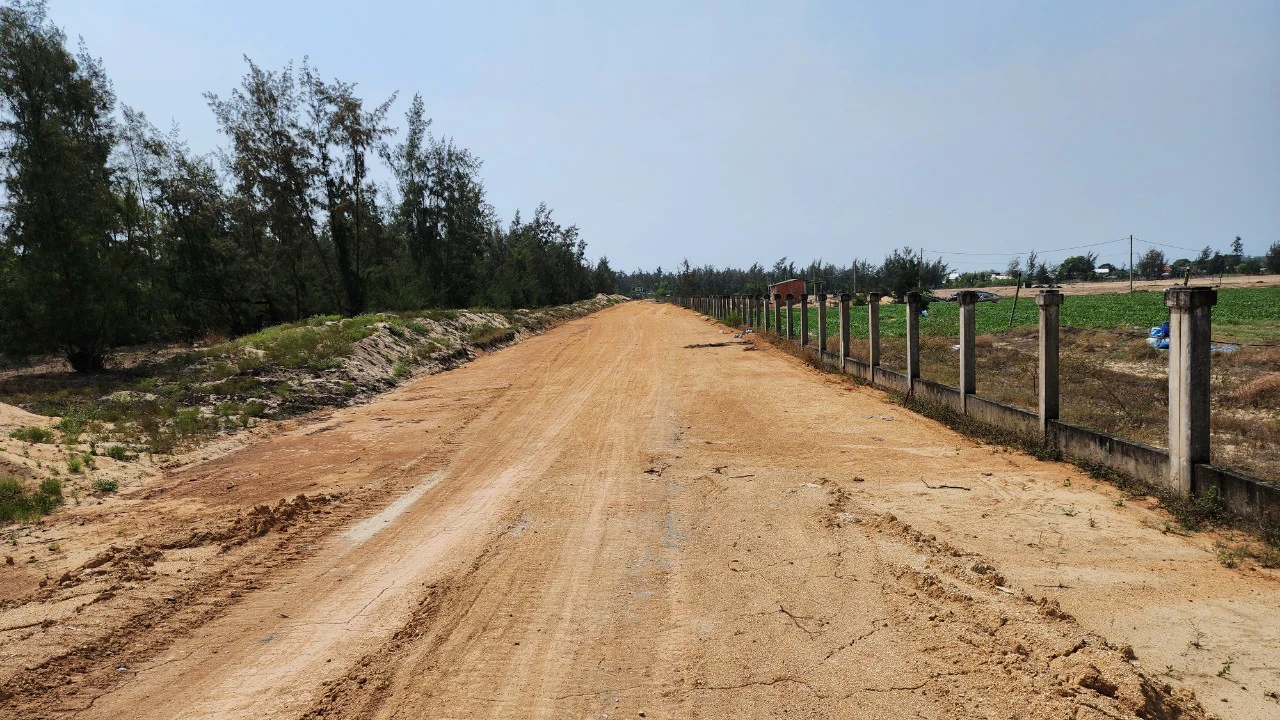 Quảng Ngãi: Kiện toàn ban quản lý dự án, đẩy mạnh thi công loạt dự án giao thông lớn- Ảnh 3. Quảng Ngãi: Kiện toàn ban quản lý dự án, đẩy mạnh thi công loạt dự án giao thông lớn- Ảnh 3.