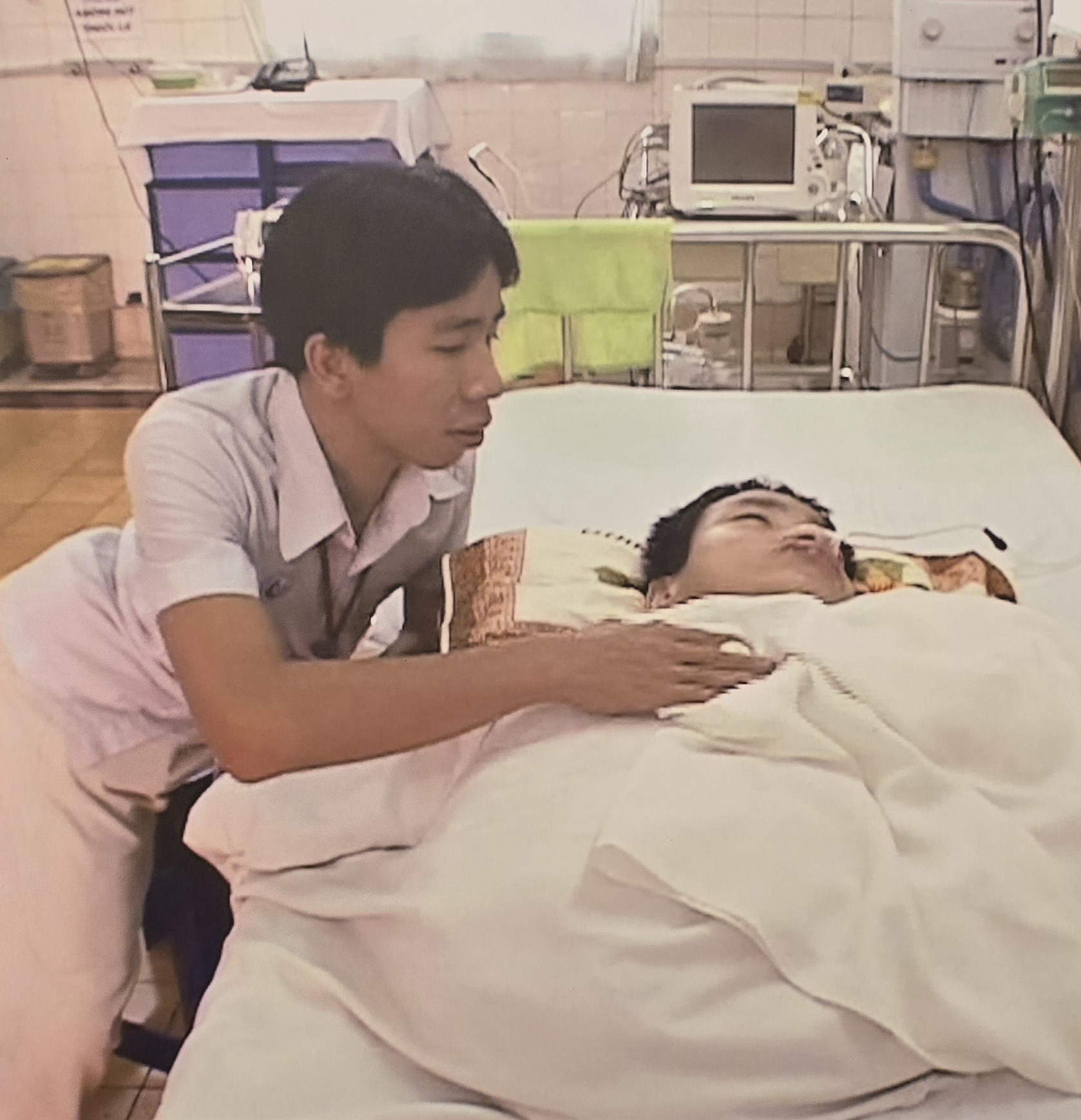 Anh Nguyễn Đức bên giường bệnh của anh trai Nguyễn Việt Anh Nguyễn Đức bên giường bệnh của anh trai Nguyễn Việt