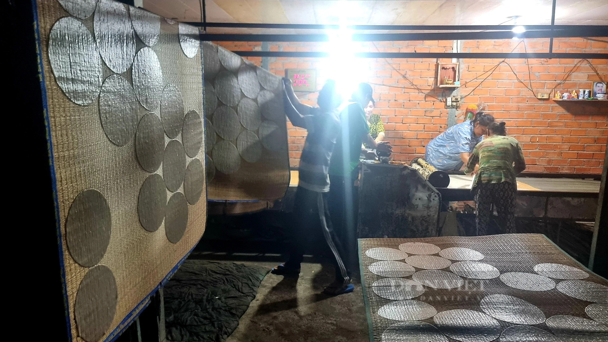 Đỏ lửa xuyên đêm quết bánh phồng tại làng nghề trăm tuổi ở An Giang- Ảnh 2. Đỏ lửa xuyên đêm quết bánh phồng tại làng nghề trăm tuổi ở An Giang- Ảnh 2.