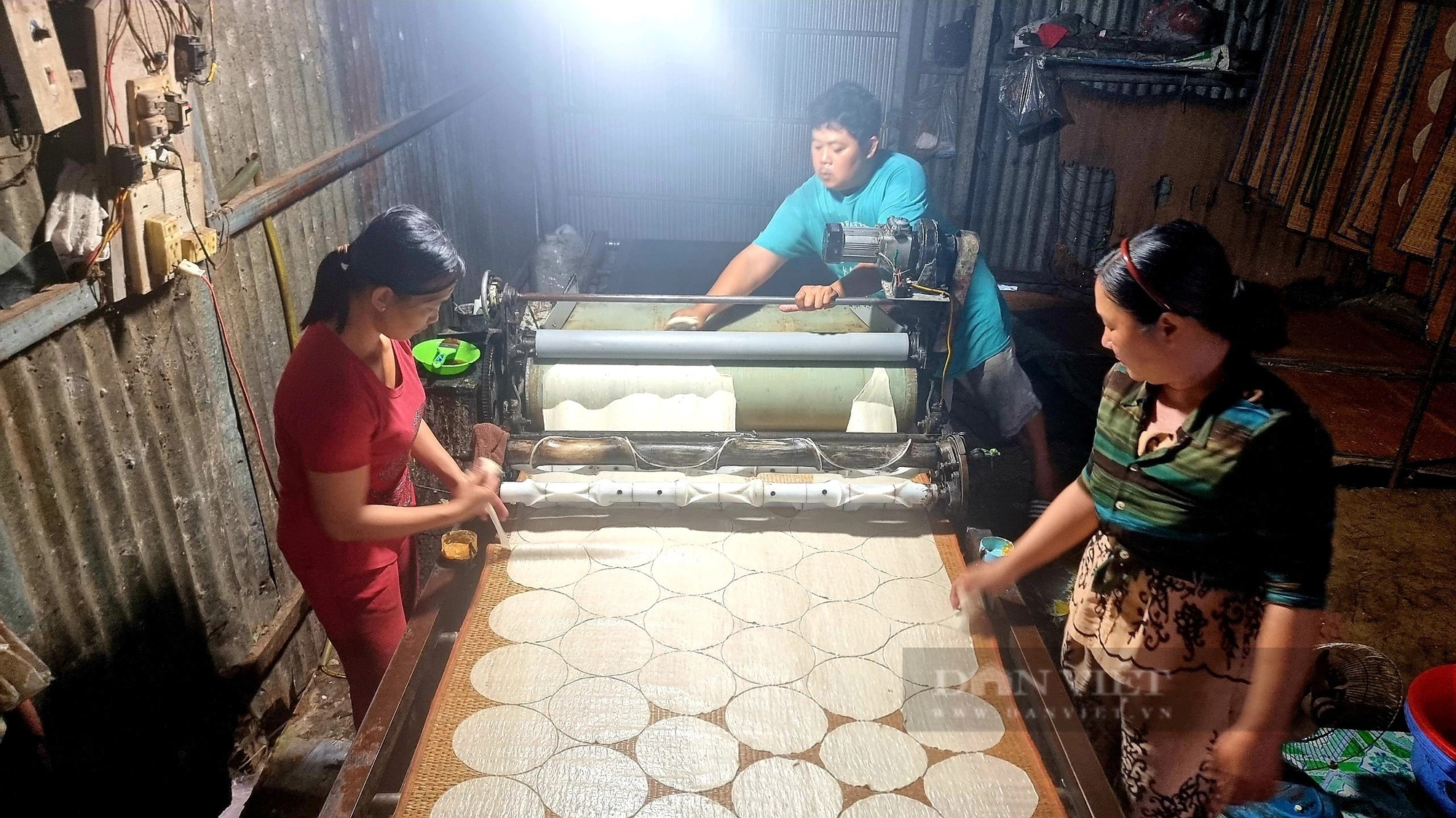 Đỏ lửa xuyên đêm quết bánh phồng tại làng nghề trăm tuổi ở An Giang- Ảnh 3. Đỏ lửa xuyên đêm quết bánh phồng tại làng nghề trăm tuổi ở An Giang- Ảnh 3.