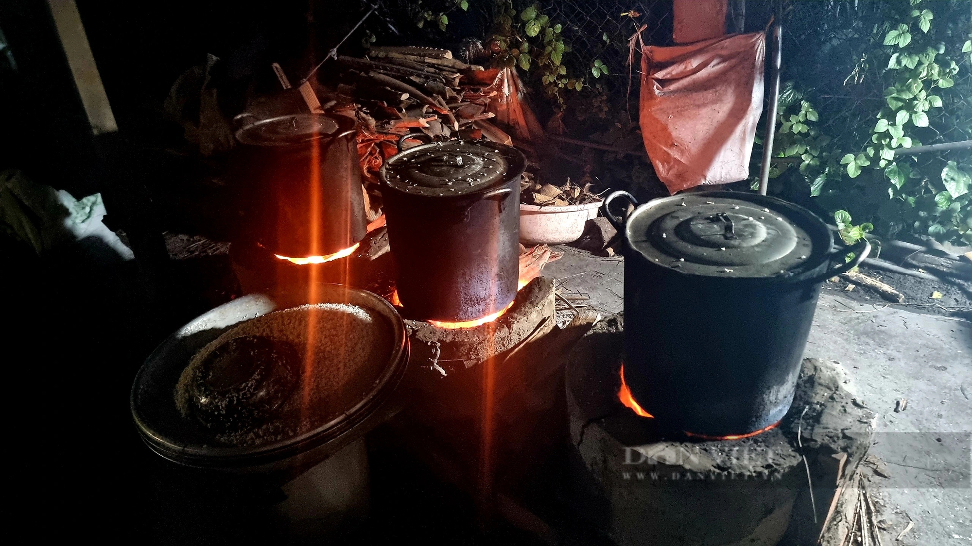 Đỏ lửa xuyên đêm quết bánh phồng tại làng nghề trăm tuổi ở An Giang- Ảnh 4. Đỏ lửa xuyên đêm quết bánh phồng tại làng nghề trăm tuổi ở An Giang- Ảnh 4.