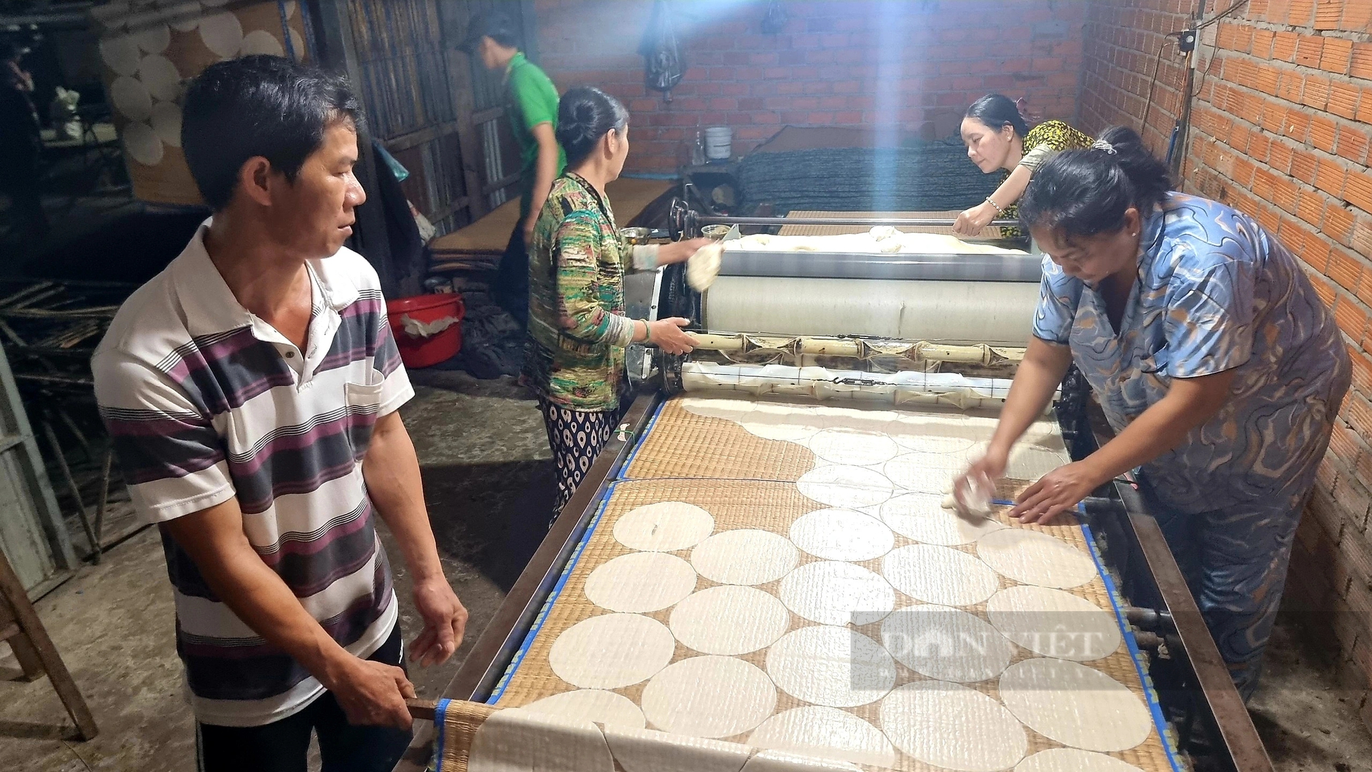 Đỏ lửa xuyên đêm quết bánh phồng tại làng nghề trăm tuổi ở An Giang- Ảnh 6. Đỏ lửa xuyên đêm quết bánh phồng tại làng nghề trăm tuổi ở An Giang- Ảnh 6.