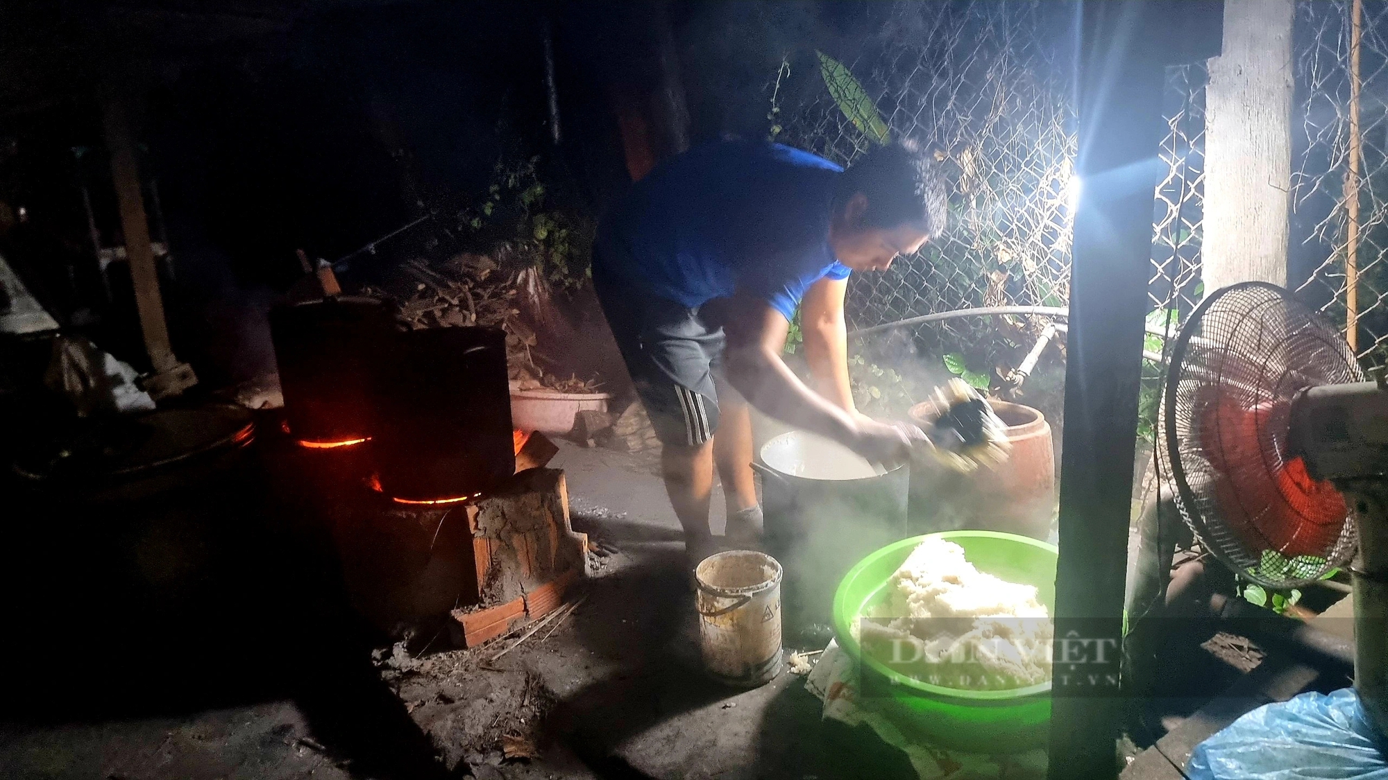 Đỏ lửa xuyên đêm quết bánh phồng tại làng nghề trăm tuổi ở An Giang- Ảnh 5. Đỏ lửa xuyên đêm quết bánh phồng tại làng nghề trăm tuổi ở An Giang- Ảnh 5.