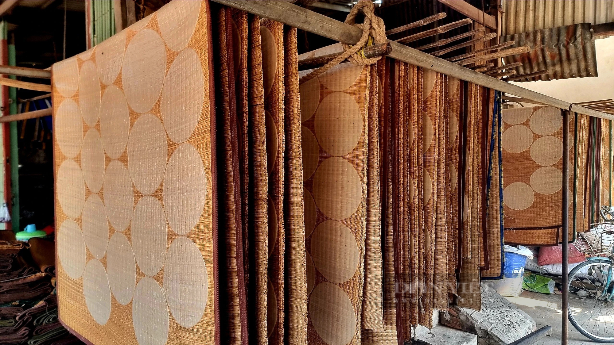 Đỏ lửa xuyên đêm quết bánh phồng tại làng nghề trăm tuổi ở An Giang- Ảnh 10. Đỏ lửa xuyên đêm quết bánh phồng tại làng nghề trăm tuổi ở An Giang- Ảnh 10.