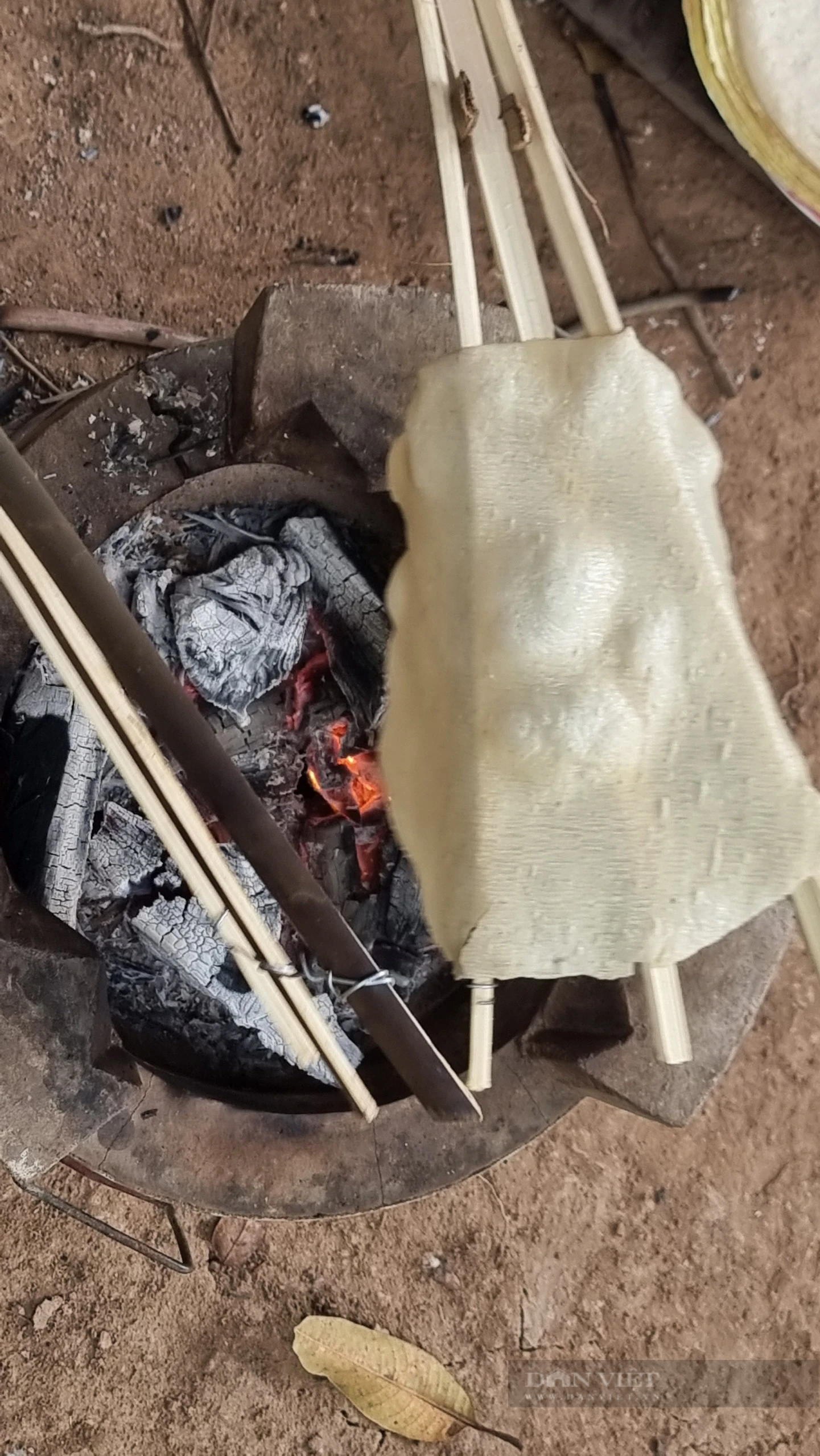 Đỏ lửa xuyên đêm quết bánh phồng tại làng nghề trăm tuổi ở An Giang- Ảnh 13. Đỏ lửa xuyên đêm quết bánh phồng tại làng nghề trăm tuổi ở An Giang- Ảnh 13.