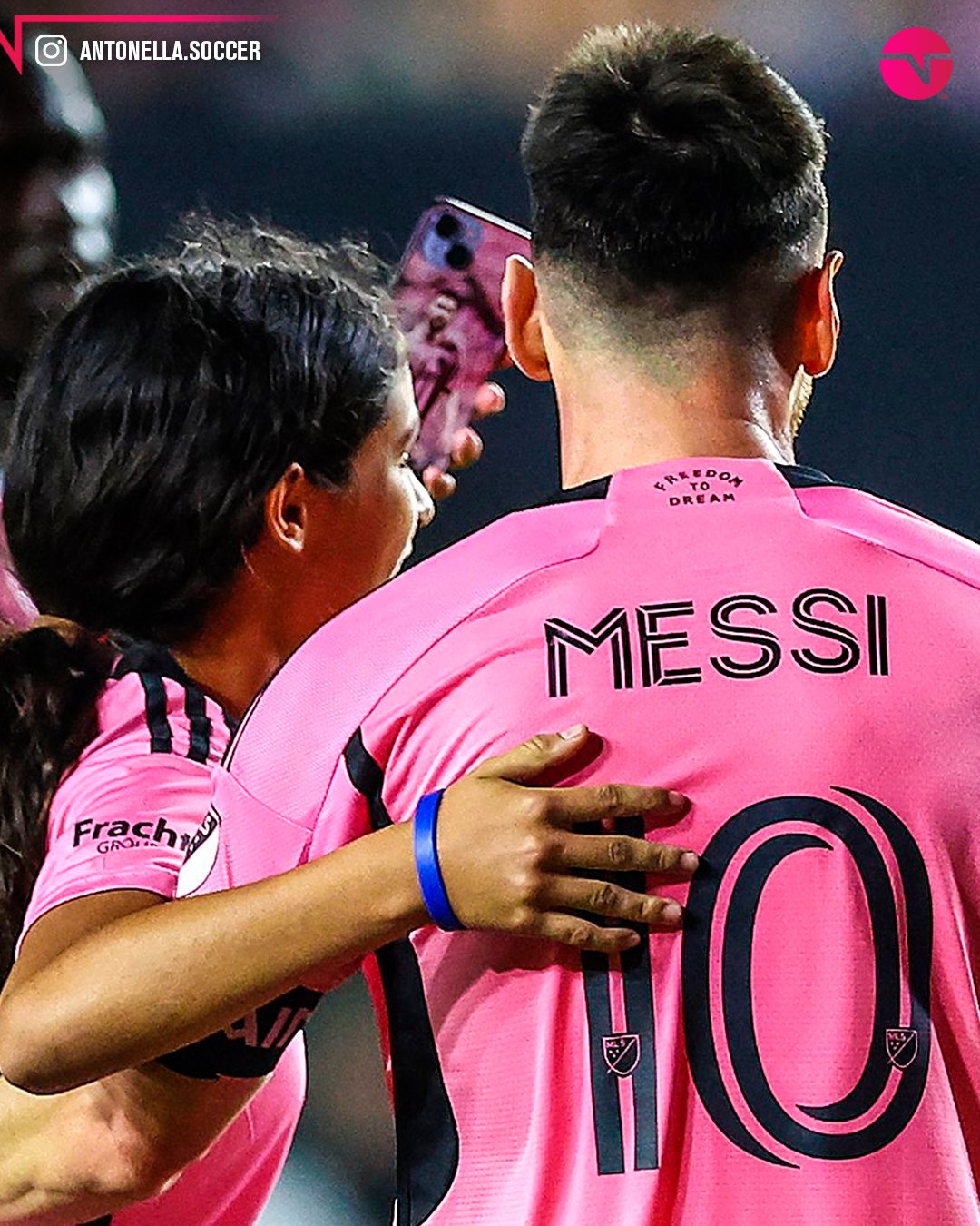 Hé lộ danh tính cô gái trẻ selfie với Messi, tiết lộ điều bất ngờ- Ảnh 2. Hé lộ danh tính cô gái trẻ selfie với Messi, tiết lộ điều bất ngờ- Ảnh 2.
