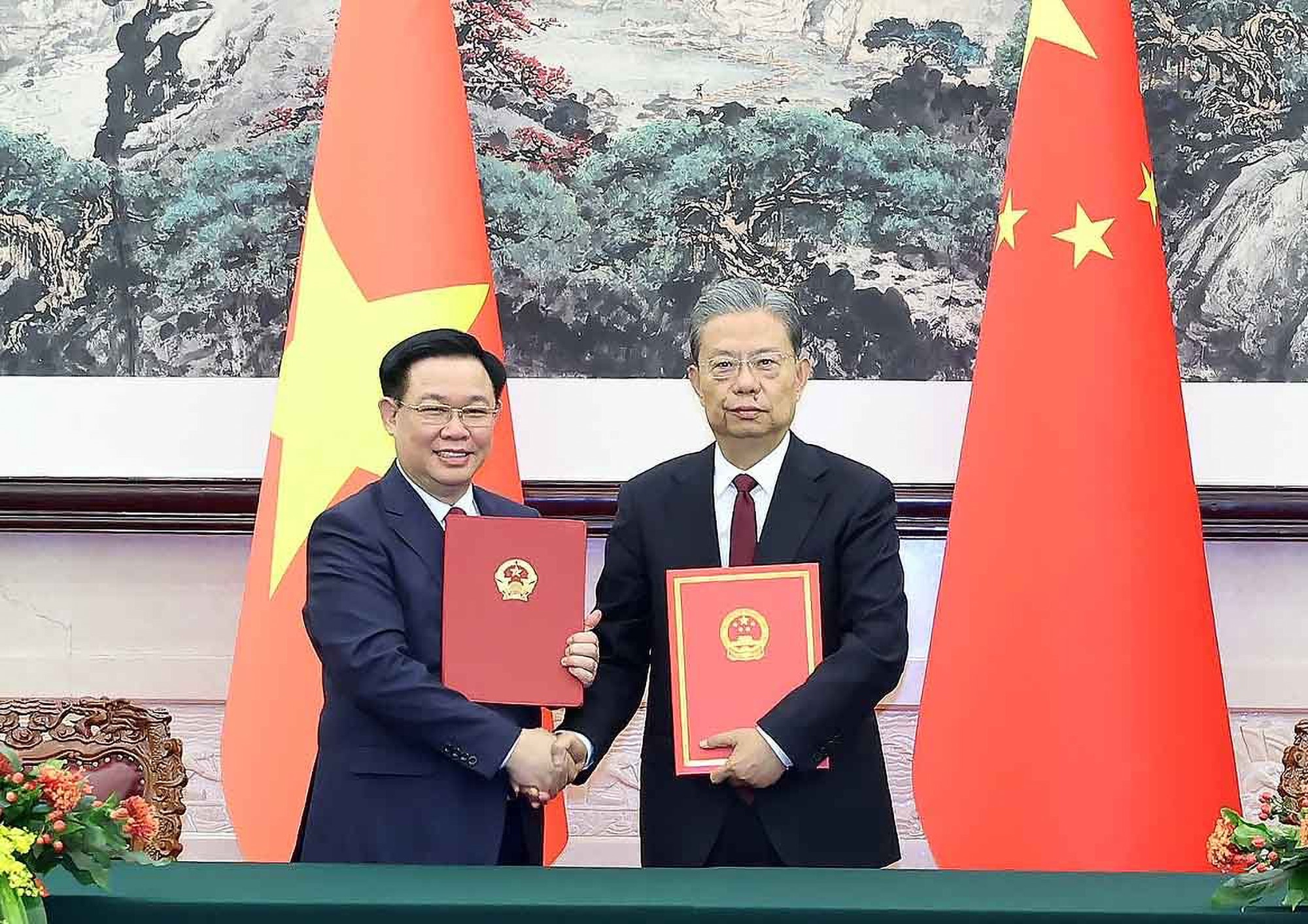 Chủ tịch QH Vương Đình Huệ và Ủy viên trưởng Ủy ban Thường vụ Nhân đại toàn quốc Trung Quốc Triệu Lạc Tế  ký Thỏa thuận hợp tác mới giữa QH VN và Nhân đại  toàn quốc Trung Quốc