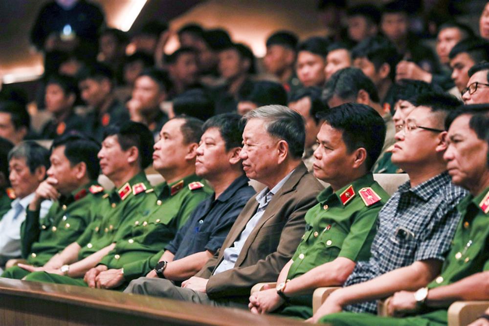 Bộ trưởng Tô Lâm cùng các đại biểu dự chương trình.