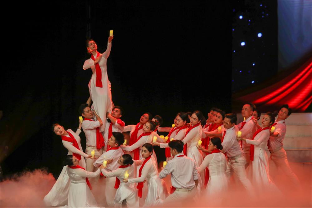 Các nghệ sĩ biểu diễn trong chương trình tổng duyệt tại Nhà hát Hồ Gươm.