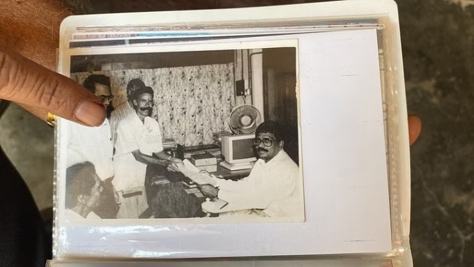 Bức hình ông Padmarajan tham gia tranh cử tại bang Tamil Nadu, Ấn Độ từ những năm 2000. Ảnh: Varsha Sriram/The Quint