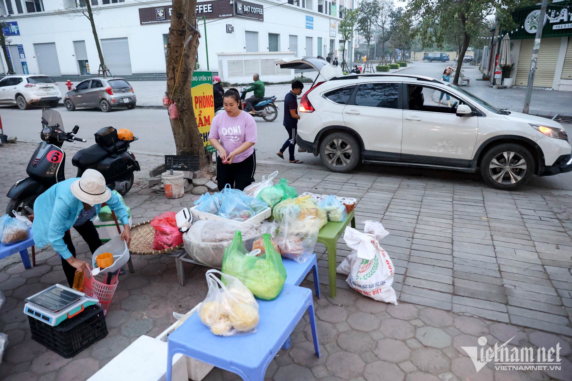 Phía sau chuyện người dân Phú Thượng lái xế hộp bán xôi vỉa hè ảnh 10