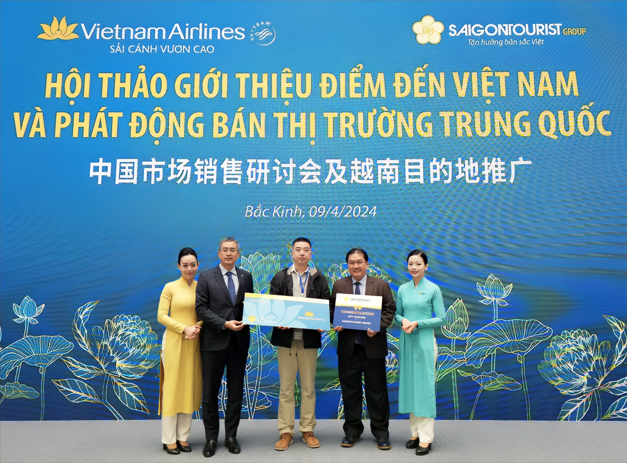 Ông Đặng Ngọc Hòa, Chủ tịch Vietnam Airlines và ông Trương Đức Hùng, Tổng Giám đốc Saigontourist Group trao tặng quà may mắn cho khách trúng thưởng gồm vé máy bay của Vietnam Airlines và phòng nghỉ cao cấp của Saigontourist Group