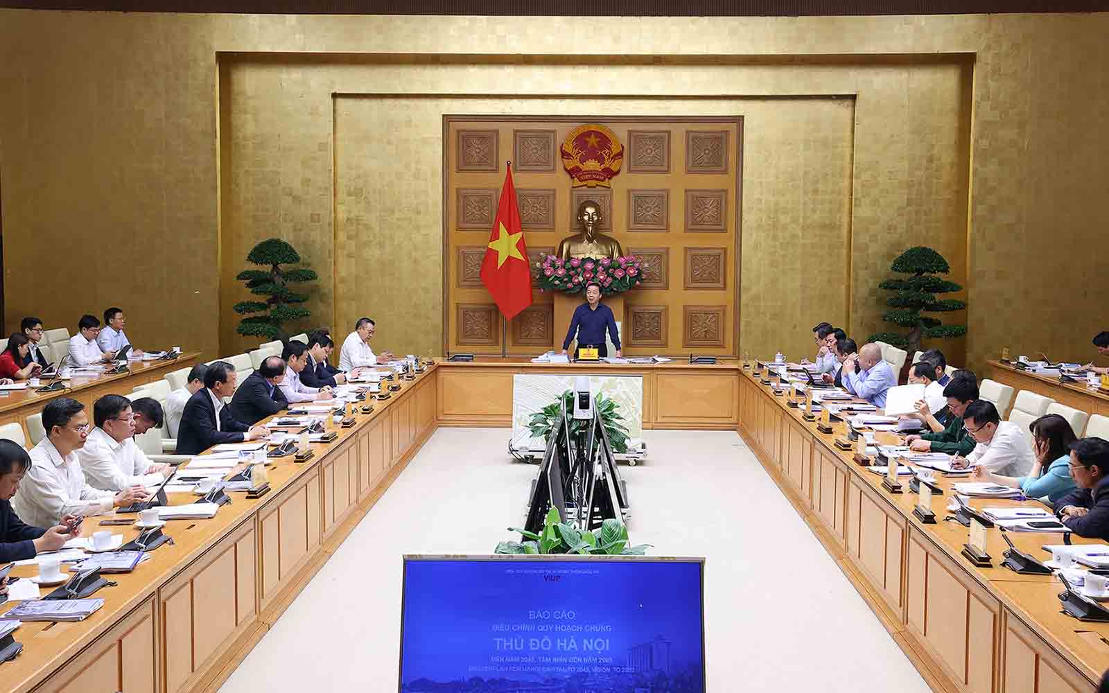 La réunion a entendu le rapport sur l'ajustement de la planification générale de la capitale de Hanoï. Photo de : VGP