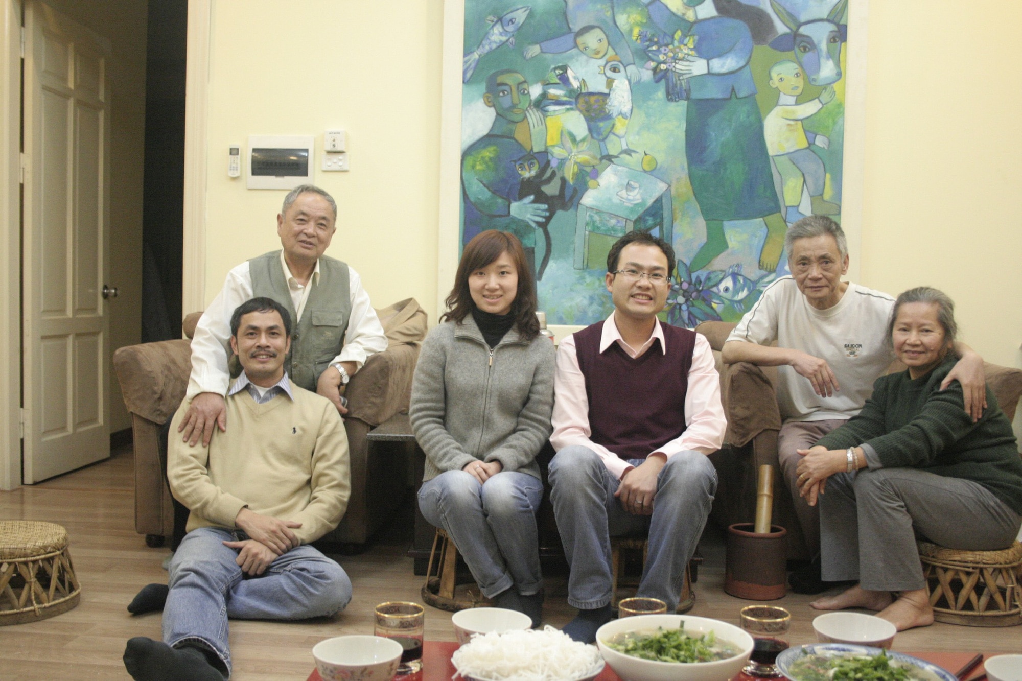 Dịch giả Chúc Ngưỡng Tu thăm nhà gia đình nhà văn Đỗ Chu - Ảnh: HỮU VIỆT cung cấp