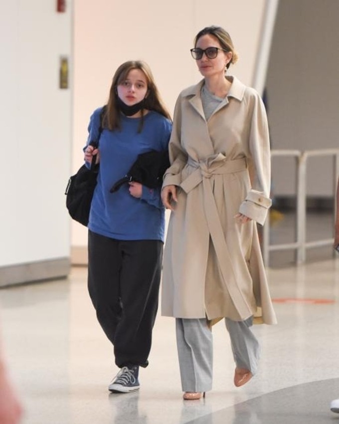 Vivienne và mẹ tại sân bay JFK hồi tháng 9/2023. Ảnh: TheImageDirect.com