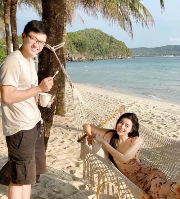 La imagen de Cao Thai Ha y Huu Vi viajando juntos provocó que la pareja fuera cuestionada sobre su relación. Capturas de pantalla