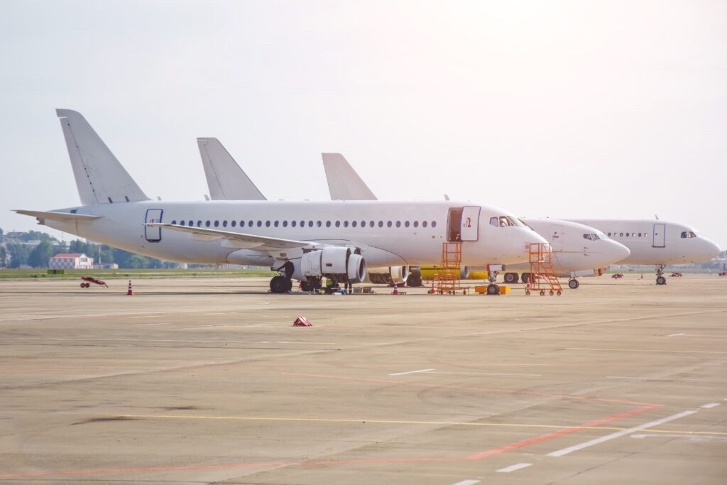 De nombreux avions reposent sur des tapis. Photo : journaliste