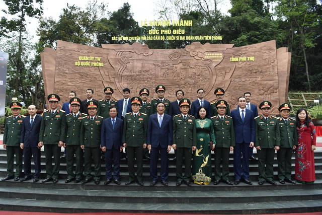 Khánh thành Bức phù điêu “Bác Hồ nói chuyện với cán bộ, chiến sĩ Đại đoàn Quân Tiên Phong” - Ảnh 6. Khánh thành Bức phù điêu “Bác Hồ nói chuyện với cán bộ, chiến sĩ Đại đoàn Quân Tiên Phong” - Ảnh 6.